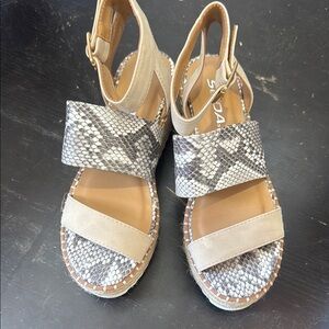Stylish Women's Sandals with Snake Print